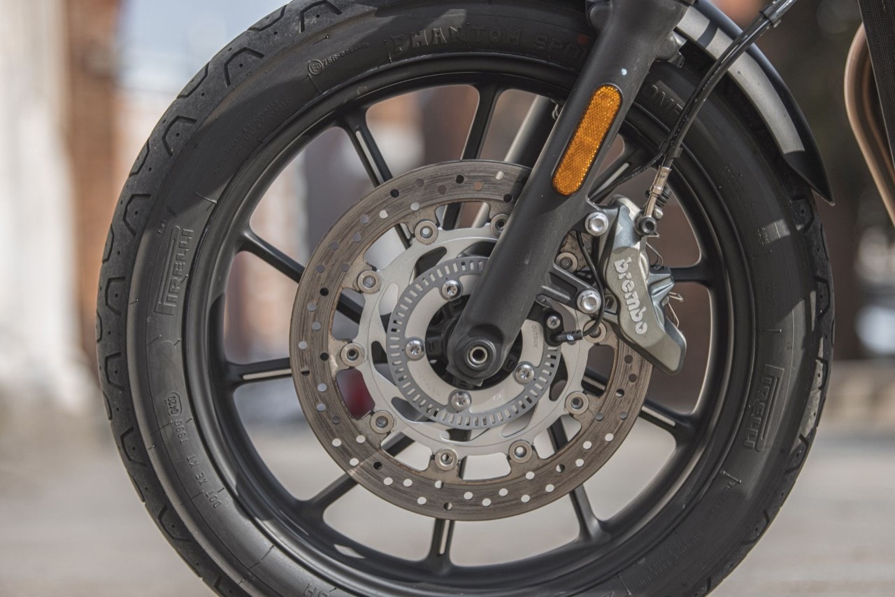 Moto Guzzi V7 Centenario e Triumph Street Twin: questione di PEDIGREE